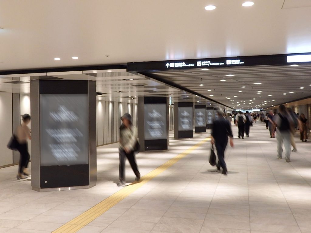 大阪駅前地下道　東西通路デジタルサイネージ　ジャック47